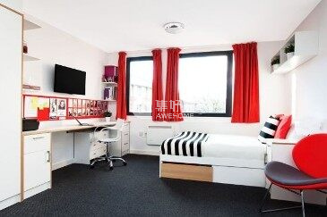 On-Campus vs Off-Campus Housing at London College of Fashion Curtain Road: Which Option Suits You Best?