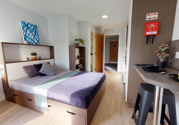 On-Campus vs Off-Campus Housing at KCL: Exploring the Best Option for Students