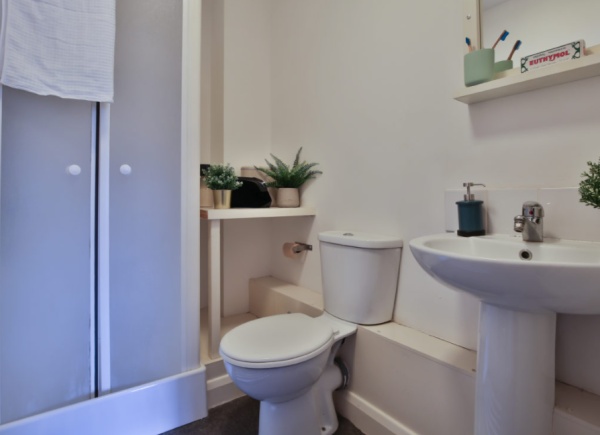 Things to check before signing a lease in London,Affordable student studio flats London