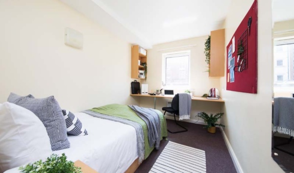 Tips for international students renting in Edinburgh,Parking spaces in Edinburgh student apartments.