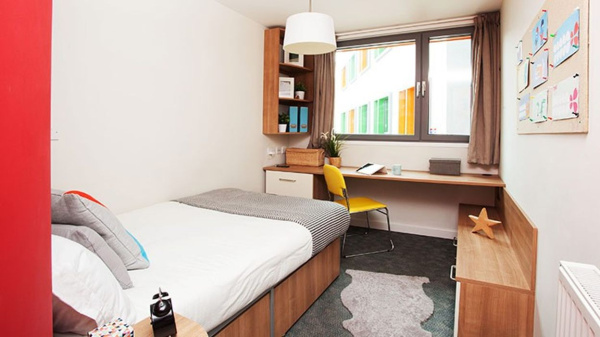 On-Campus vs Off-Campus Housing at Queen Mary Charterhouse Square Campus: Making the Best Choice for Your Student Accommodation