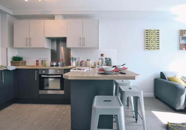 Benefits of living in London student halls,Yearly student housing lease costs London