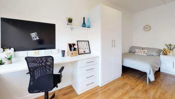 Advantages of en-suite rooms in London student housing,Best areas for cheap student living in London