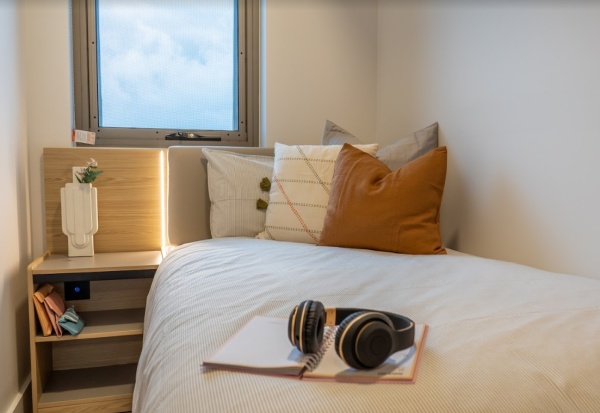 Simplify Your Student Accommodation Search: Group Booking for Student Housing near London College of Fashion Curtain Road