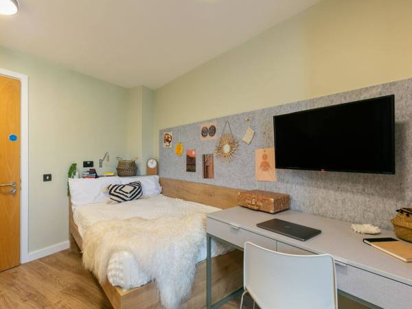 Advantages of en-suite rooms in London student housing,Cheap student accommodation London