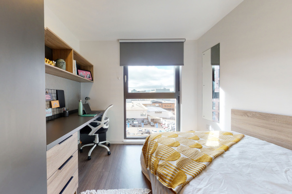 Short-term student rentals in London,London student flats with a balcony.